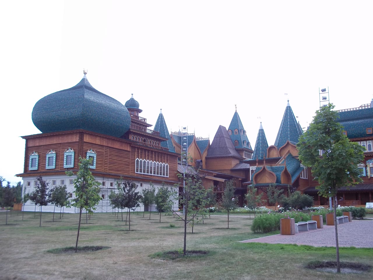 Здание. Терема, сени и светлицы читаются как хоромный «городок».