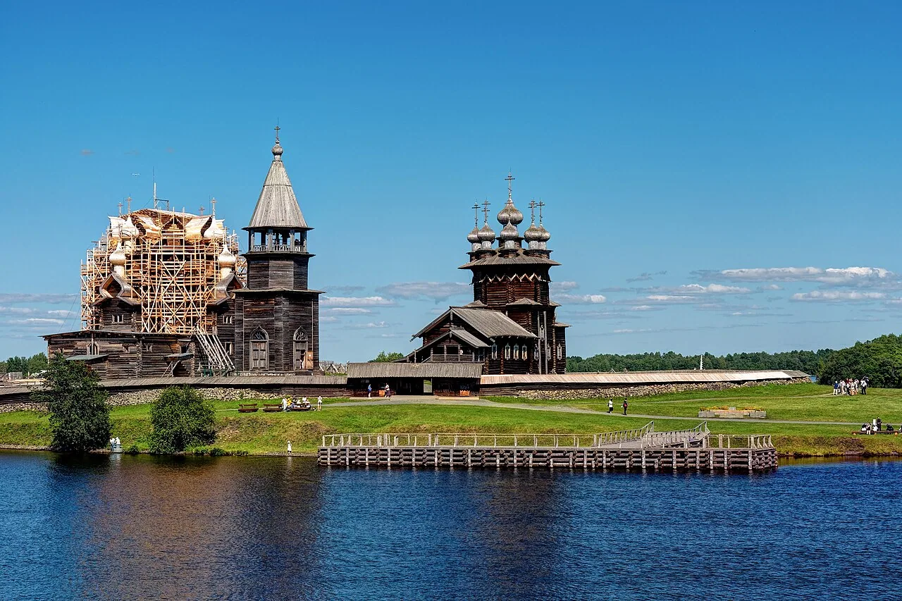 Кижский погост; видны реставрационные леса. Фото: Alexxx1979, CC BY-SA 4.0.