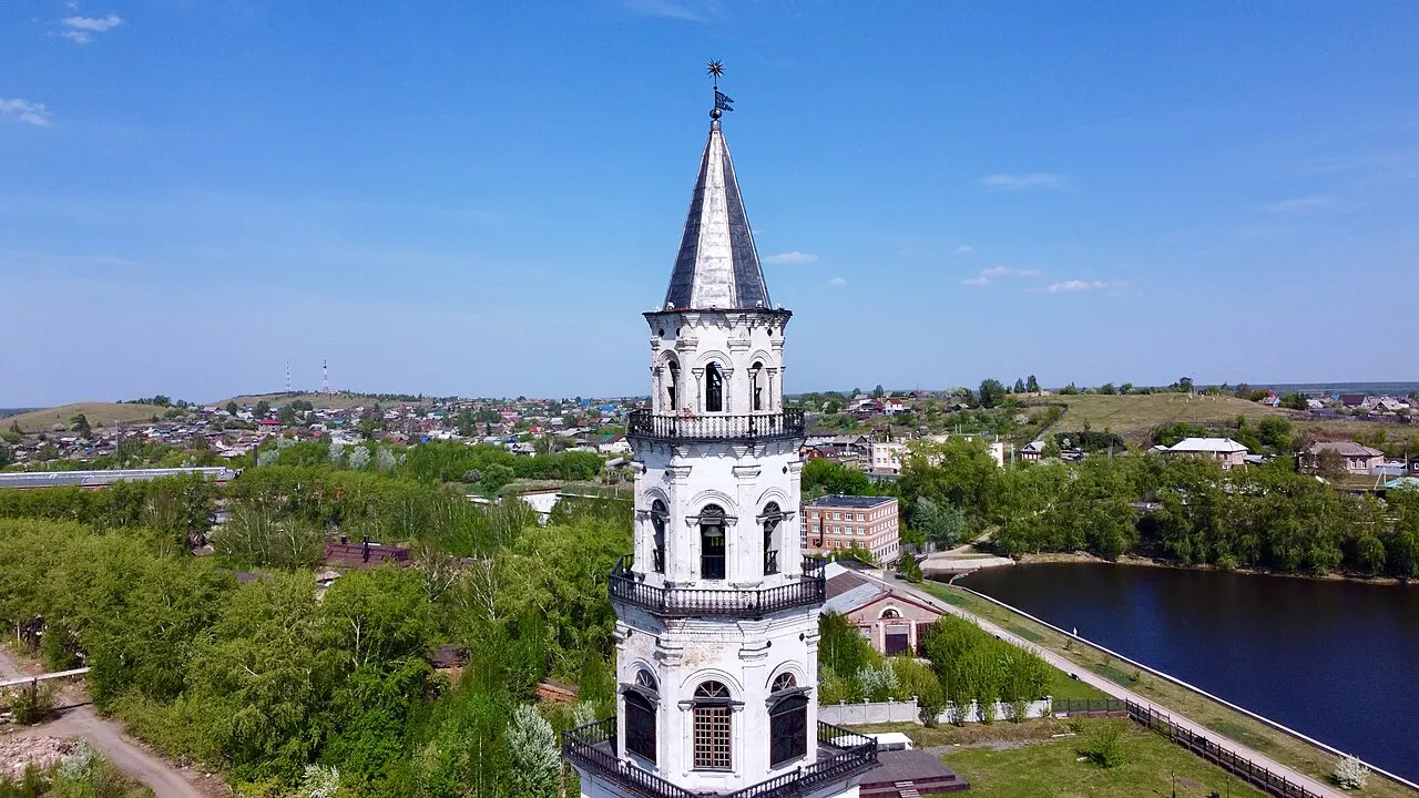 Верхние ярусы башни на фоне Невьянска, холмов и заводского пруда