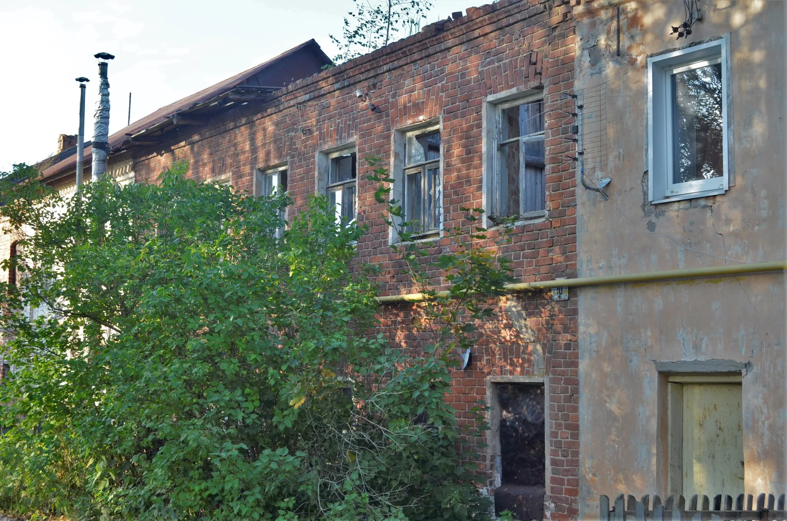 Дом № 10 Другой фасад сохраняет тот же язык порядка и рельефа. Фото Виталий Барсов, CC BY-SA 4.0.