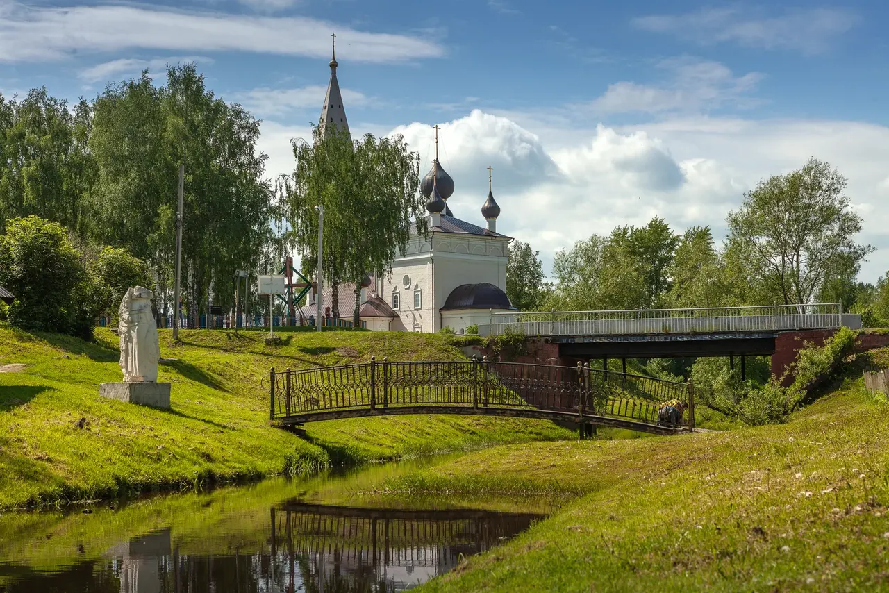 Село: дома, дорога и храм читаются как связанная среда.