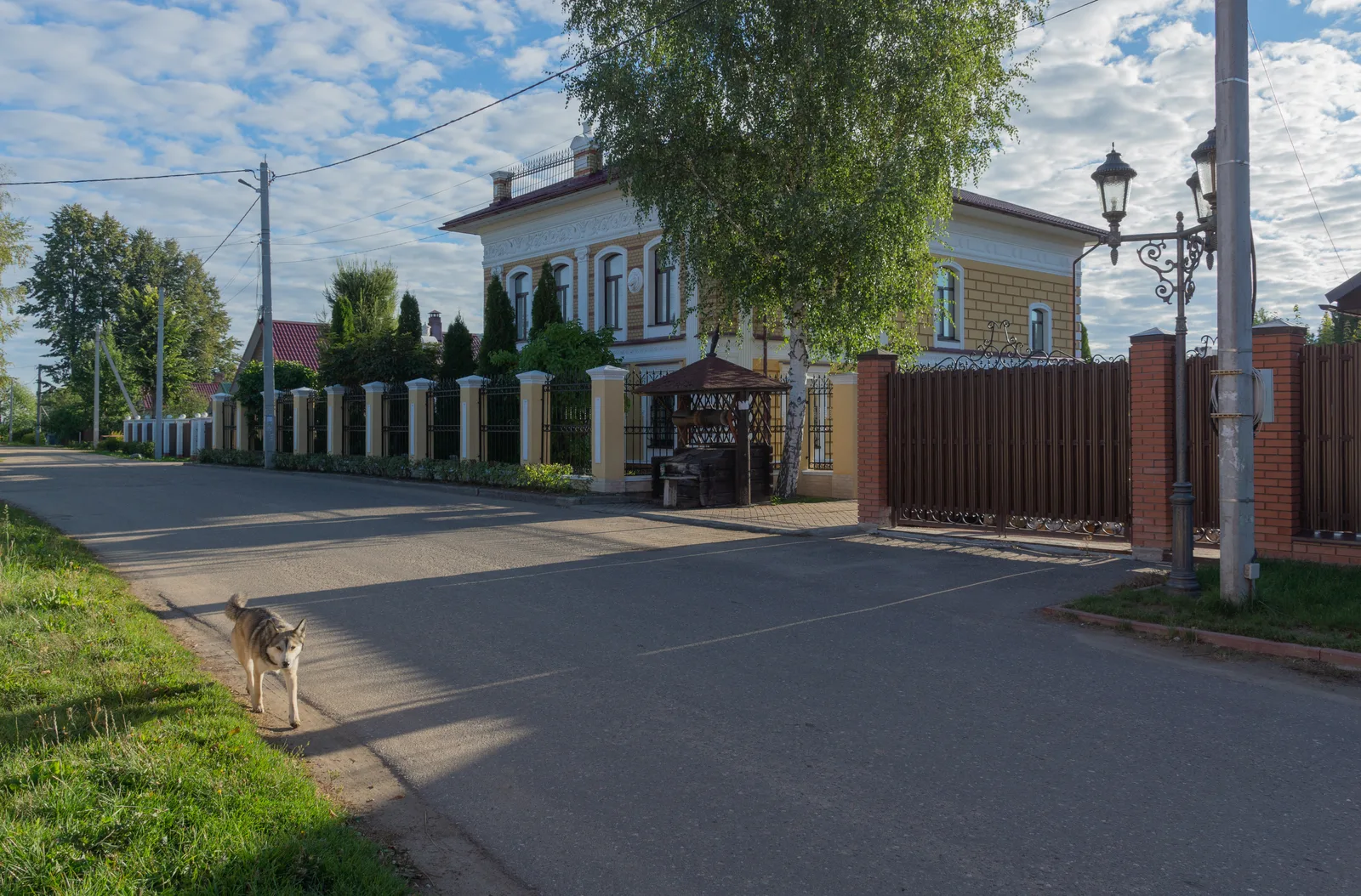 Середская улица у Дома со львами. Фото: Чуринъ, CC BY-SA 4.0. Веб-версия исходного кадра.