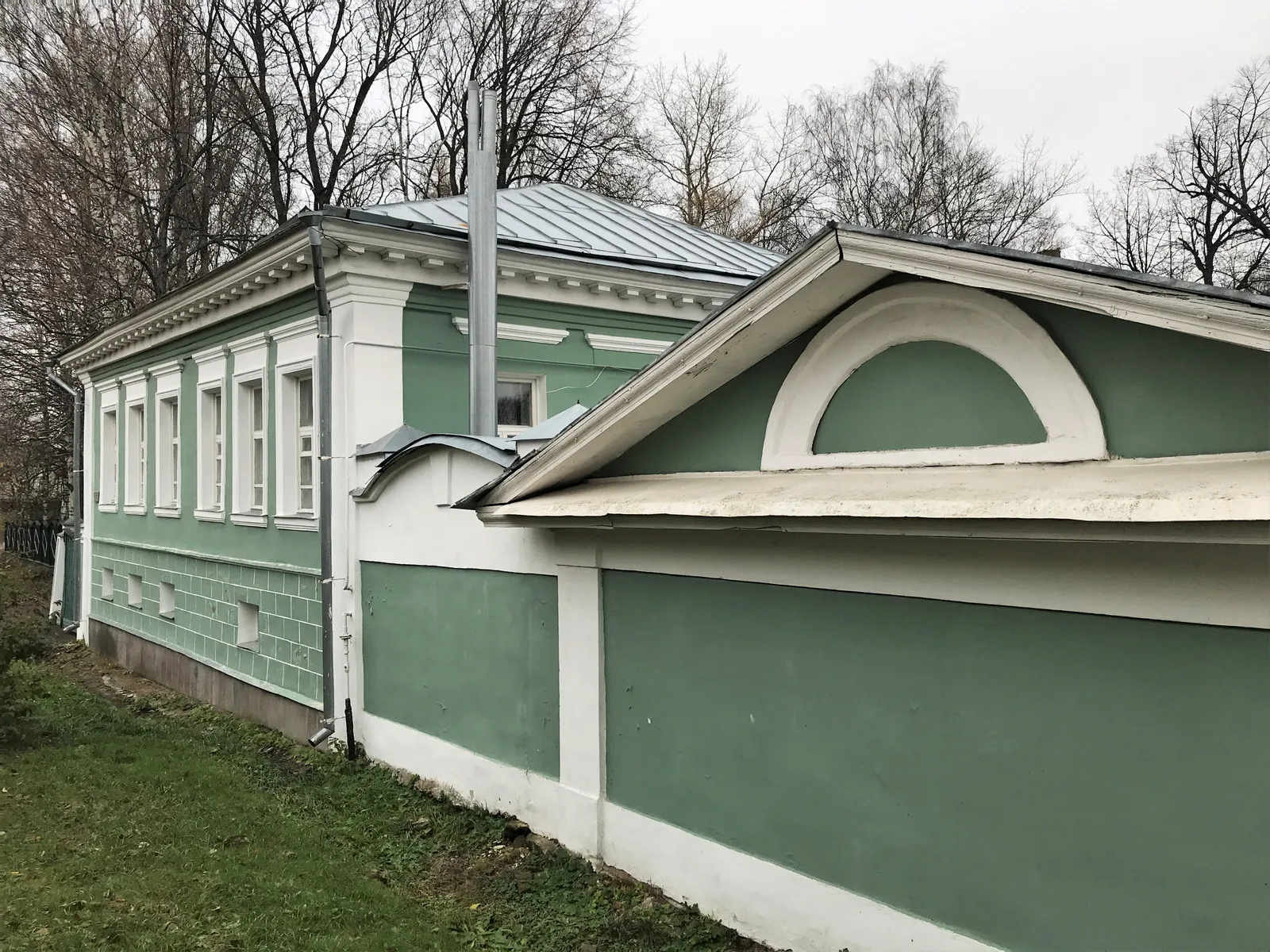 Усадьба на Первомайской Ещё один способ связать дом, ограду и уличный фронт. Фото Виталий Барсов, CC BY-SA 4.0.