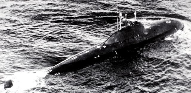 Лодка проекта 705 в море, снимок начала 1980-х. Фото Министерства обороны США, общественное достояние.