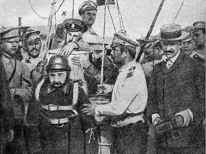 Испытание парашюта 6 июня 1912 года: военные и гражданские у корзины аэростата перед подъёмом