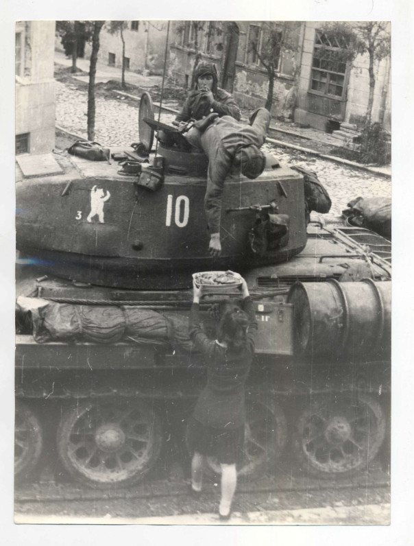 Жительница Белграда угощает советских танкистов, октябрь 1944 года