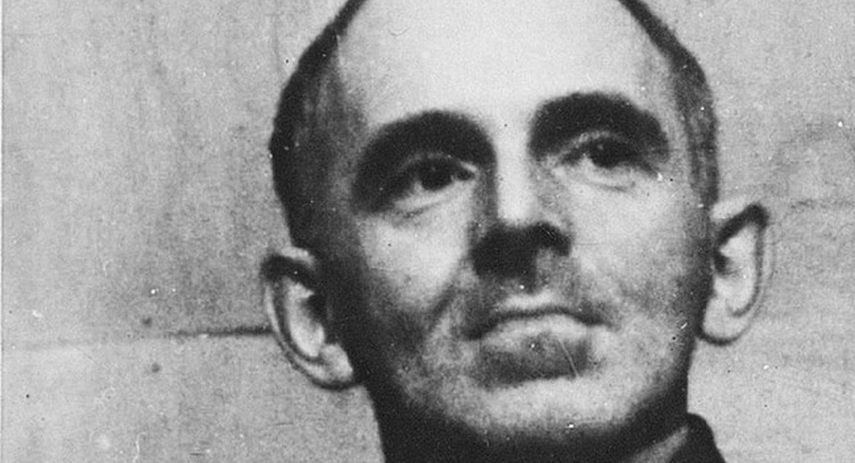 Мужчина средних лет с высоким лбом и пристальным взглядом, чёрно-белая фотография 1930 года