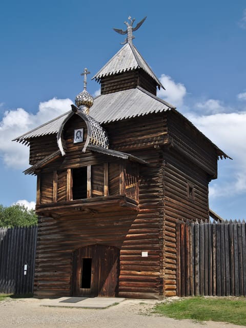 Спасская проезжая башня Илимского острога (1667), музей «Тальцы». Перед затоплением Усть-Илимского водохранилища башню перевезли под Иркутск; Радищев жил в Илимске в 1792–1796 годах.