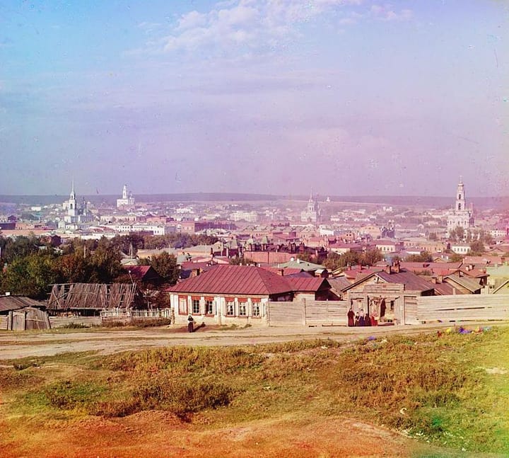 Заводской посёлок Верх-Исетского завода под Екатеринбургом, 1909. Фото С. М. Прокудина-Горского. В таких посёлках жили мастера, о которых сказы.