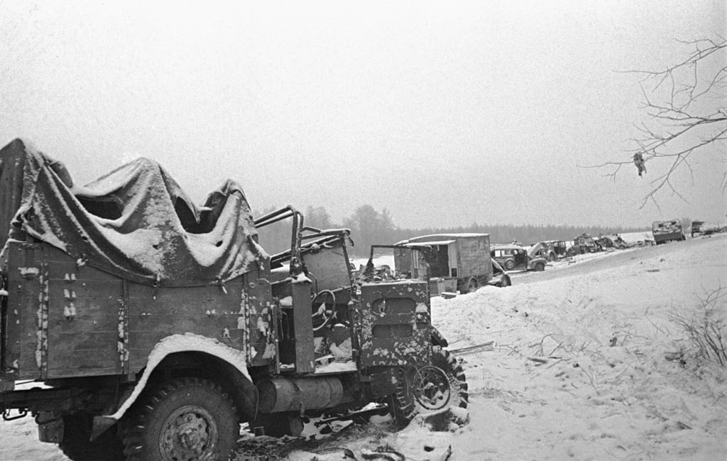 Иван Шагин. Волоколамское шоссе, 5 декабря 1941. Брошенная немецкая техника: в эти дни под Москвой начиналось контрнаступление. Архив РИА Новости, № 697, CC BY-SA 3.0.