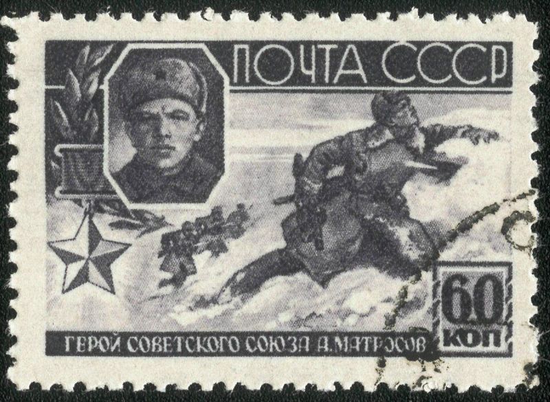 Почтовая марка СССР 1944 года, 60 копеек: портрет Матросова в ушанке, Золотая Звезда и боец, бросающийся вперёд по снегу