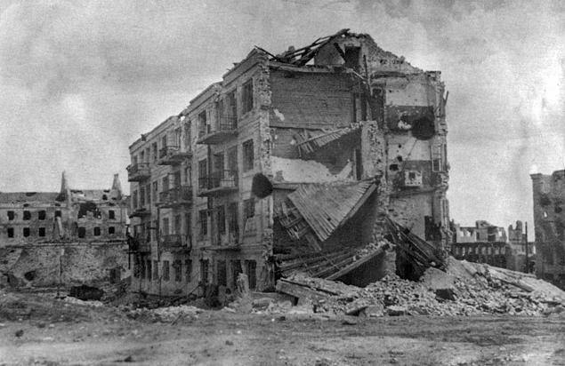 Разрушенный четырёхэтажный дом Павлова в Сталинграде, 1943 год: пробитые стены, груды кирпича у фасада