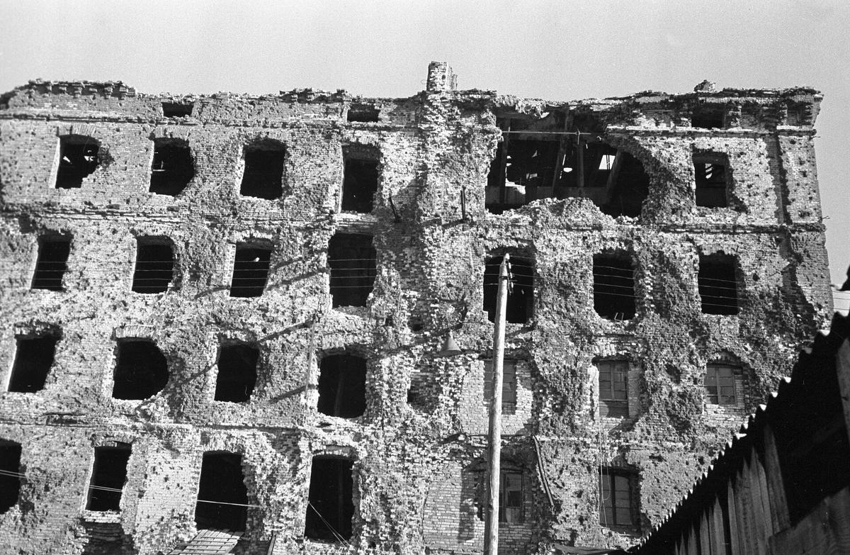 Разбитая снарядами мельница Гергардта в Сталинграде, 1943 год: кирпичные стены в сотнях пробоин