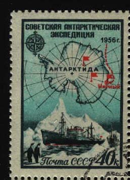 Почтовая марка СССР 1956 года «Советская антарктическая экспедиция»: карта Антарктиды с флажками станций, внизу — судно во льдах и пингвины
