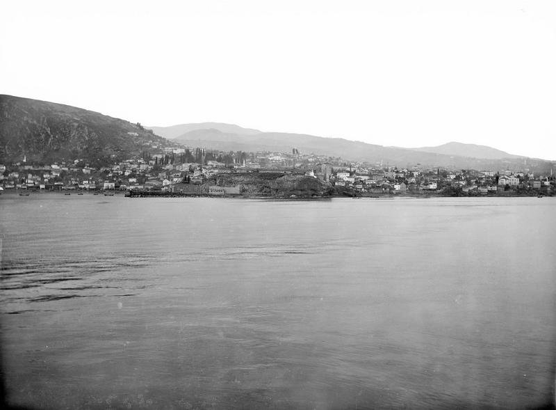 Трапезунд с моря. Поль Надар, 1890. Позднейший вид порта на обратном пути Никитина.