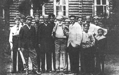 Фото 1900–1910-х: группа мужчин с битами у дачи, в центре Иван Павлов