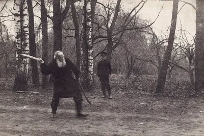 Фото 1909 года: Лев Толстой в длинной рубахе замахивается битой в осеннем парке