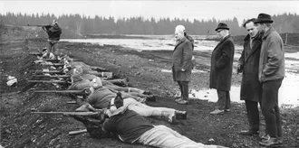 Фото 1966 года: биатлонисты ГДР лежат на огневом рубеже в Альтенберге, рядом тренеры